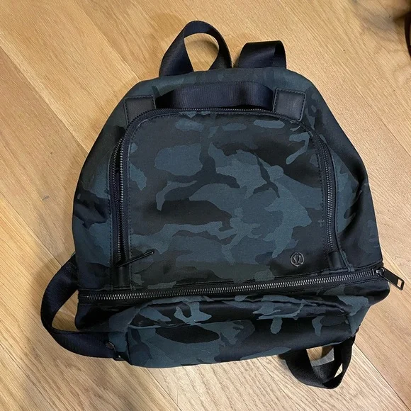 Lululemon city adventurer backpack - Picture 3 of 7